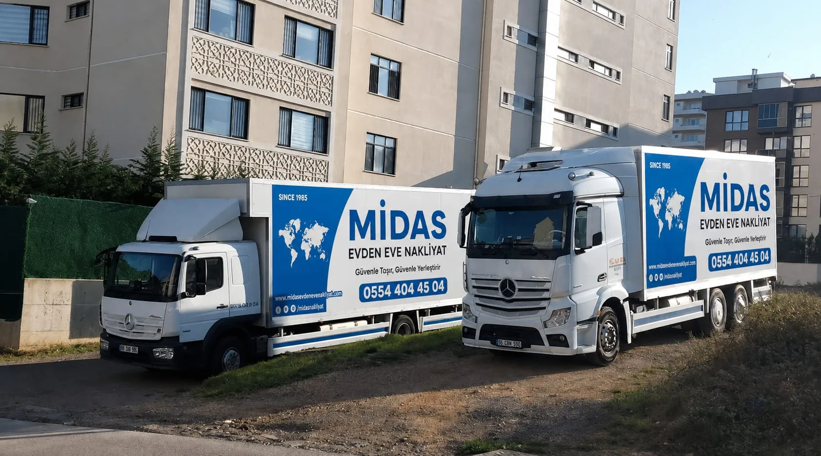 Midas Evden Eve Nakliyat’ın iki nakliye aracı yan yana